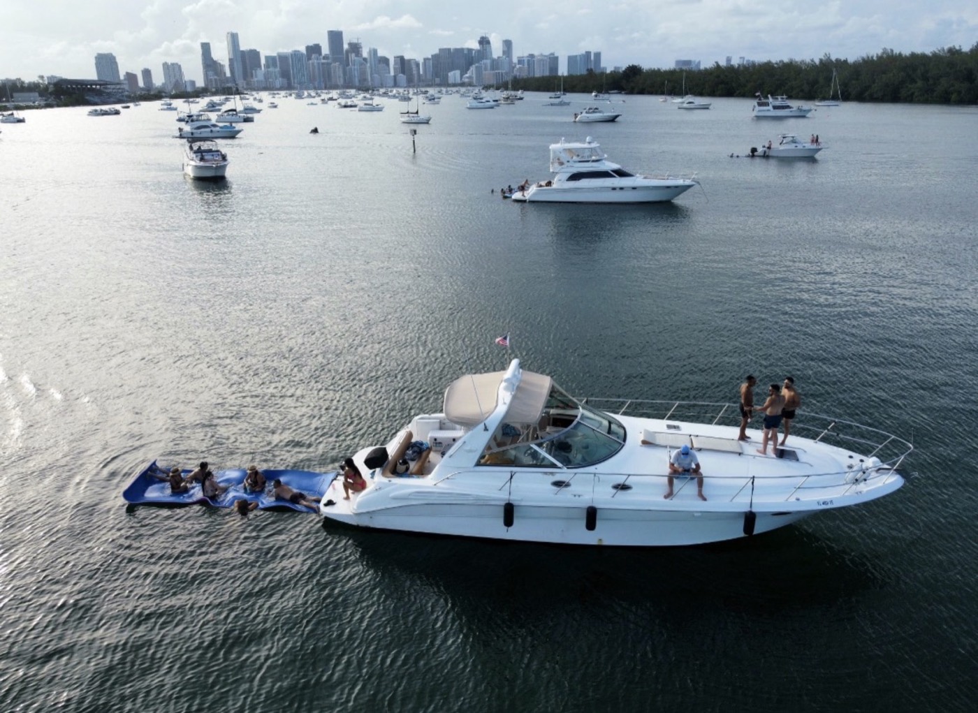 Sea Ray 40 R — frame 3 of 12