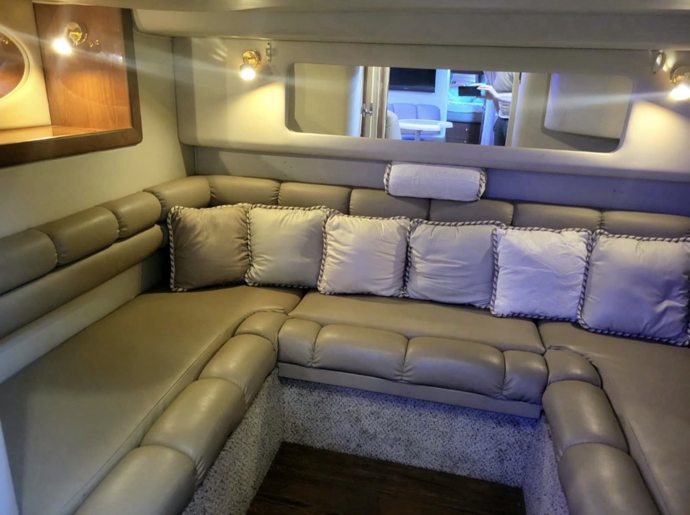 Sea Ray 40 R — frame 5 of 12