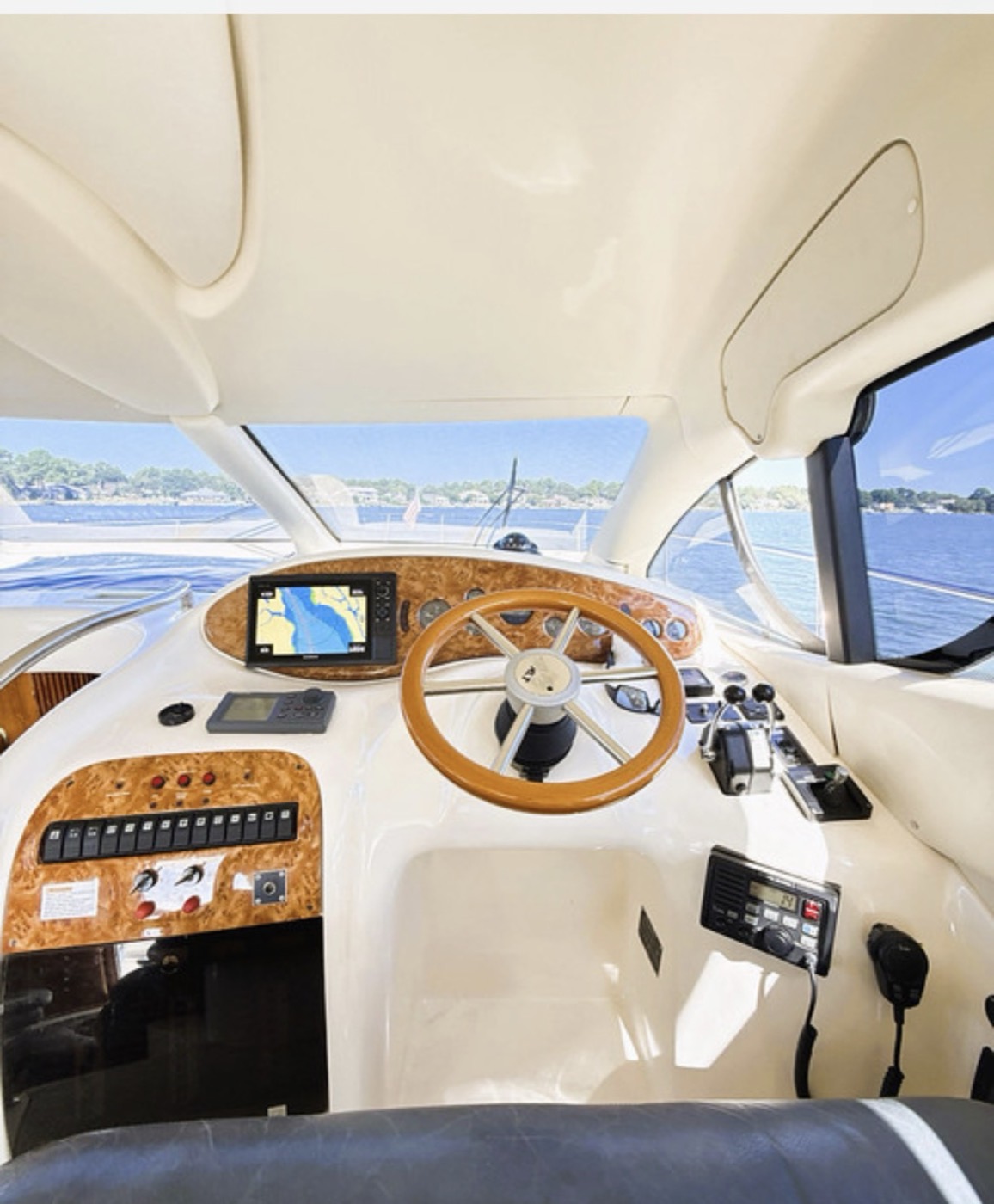 Azimut 50 — frame 5 of 9
