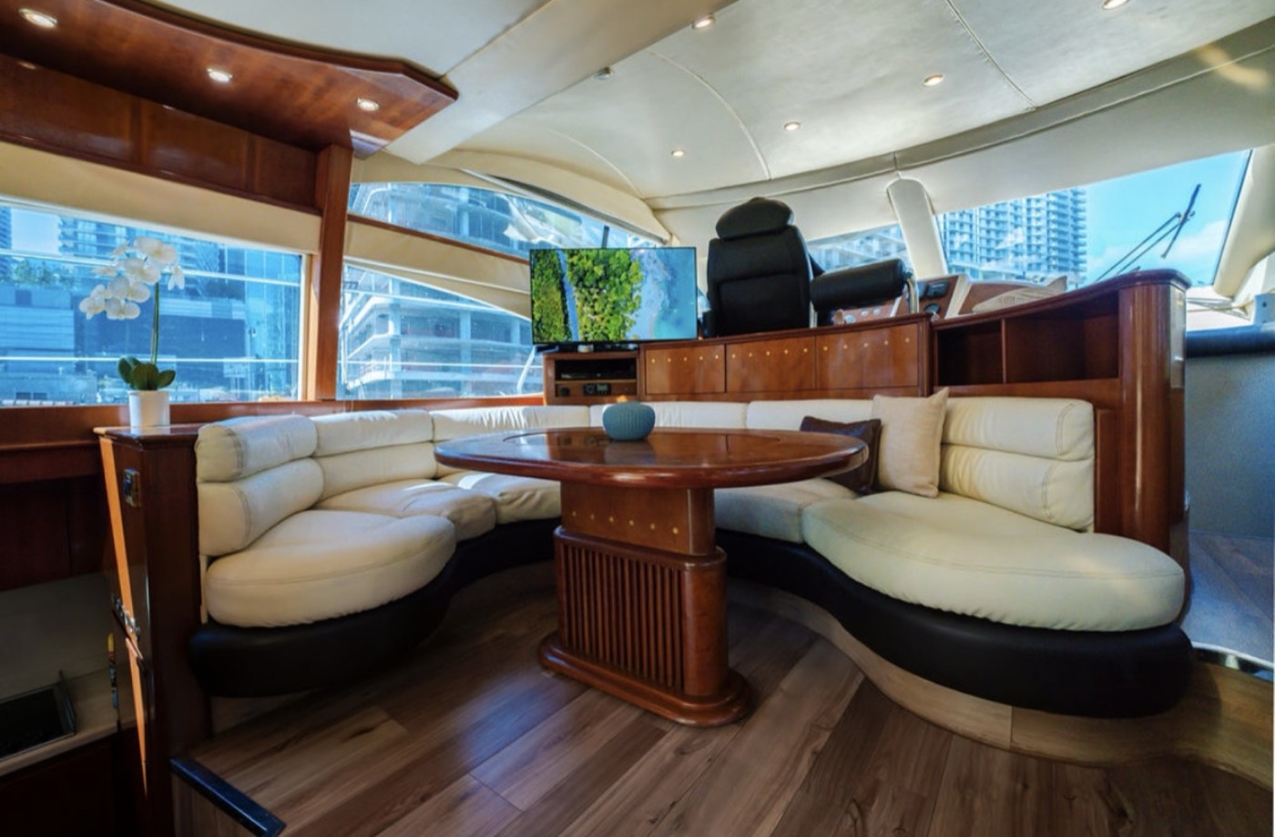 Azimut 65 — frame 29 of 41