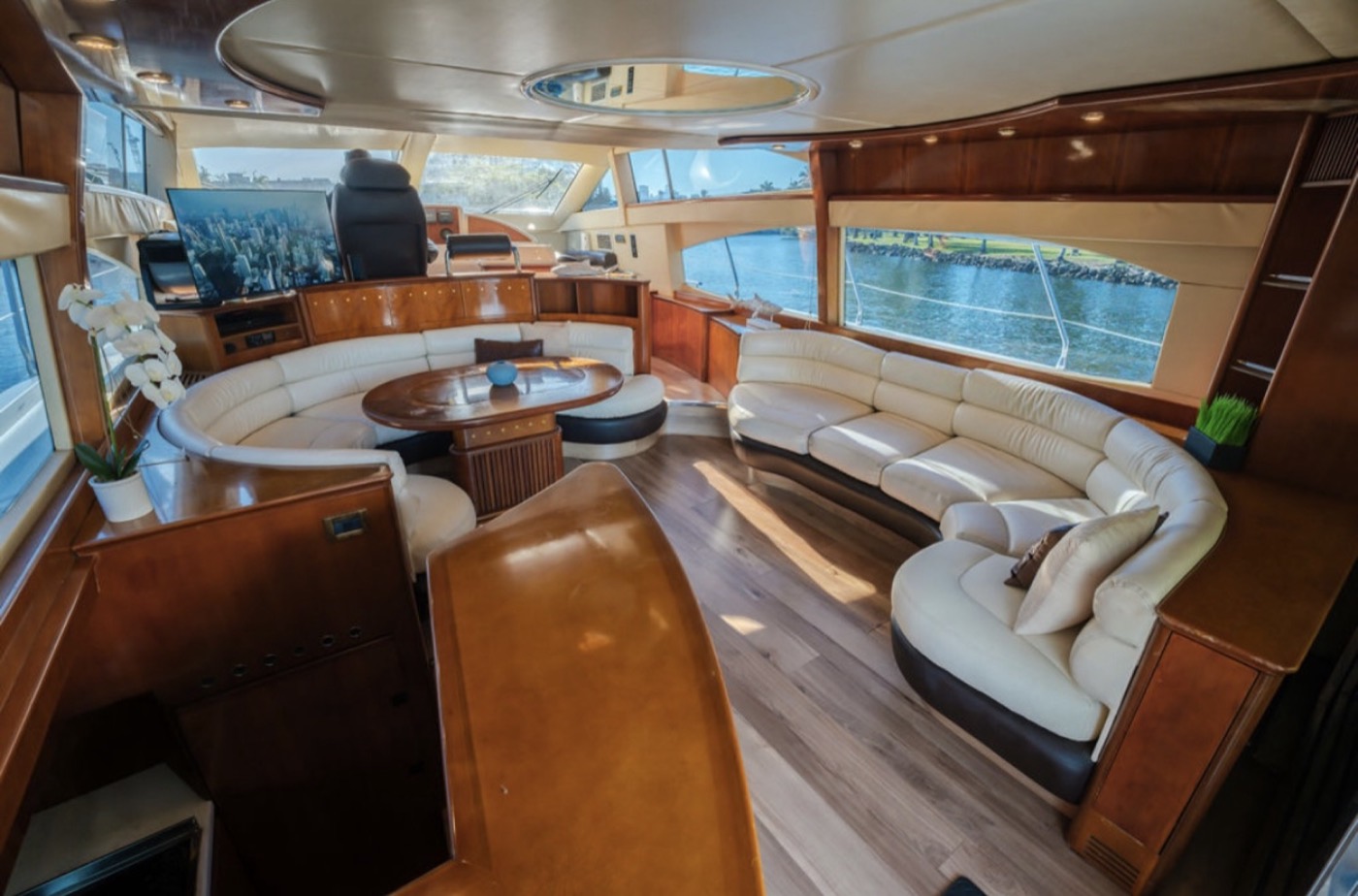 Azimut 65 — frame 33 of 41
