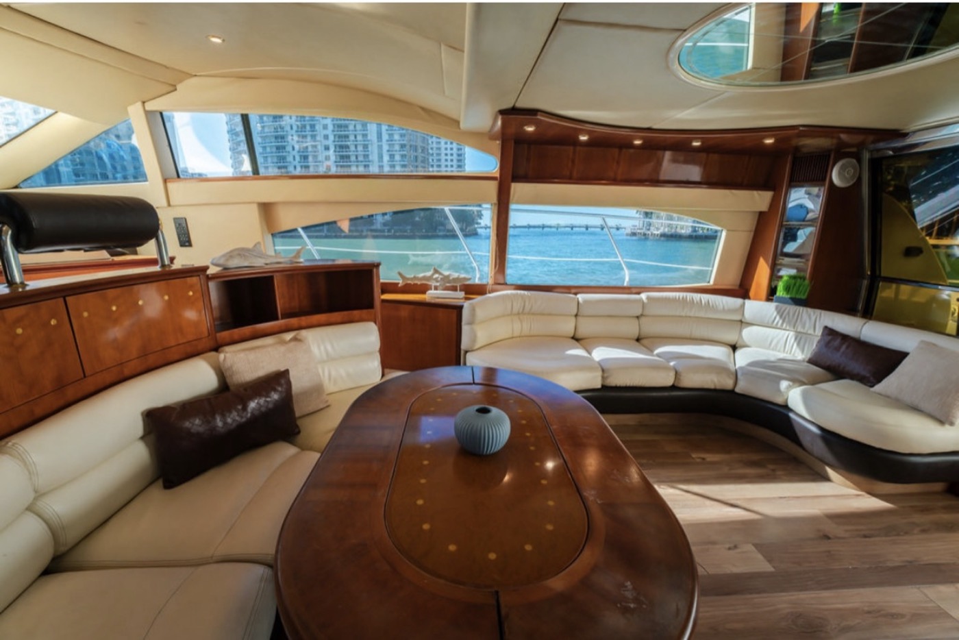 Azimut 65 — frame 38 of 41