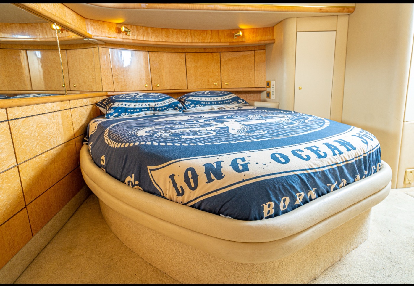 Sea Ray 70 — frame 4 of 7
