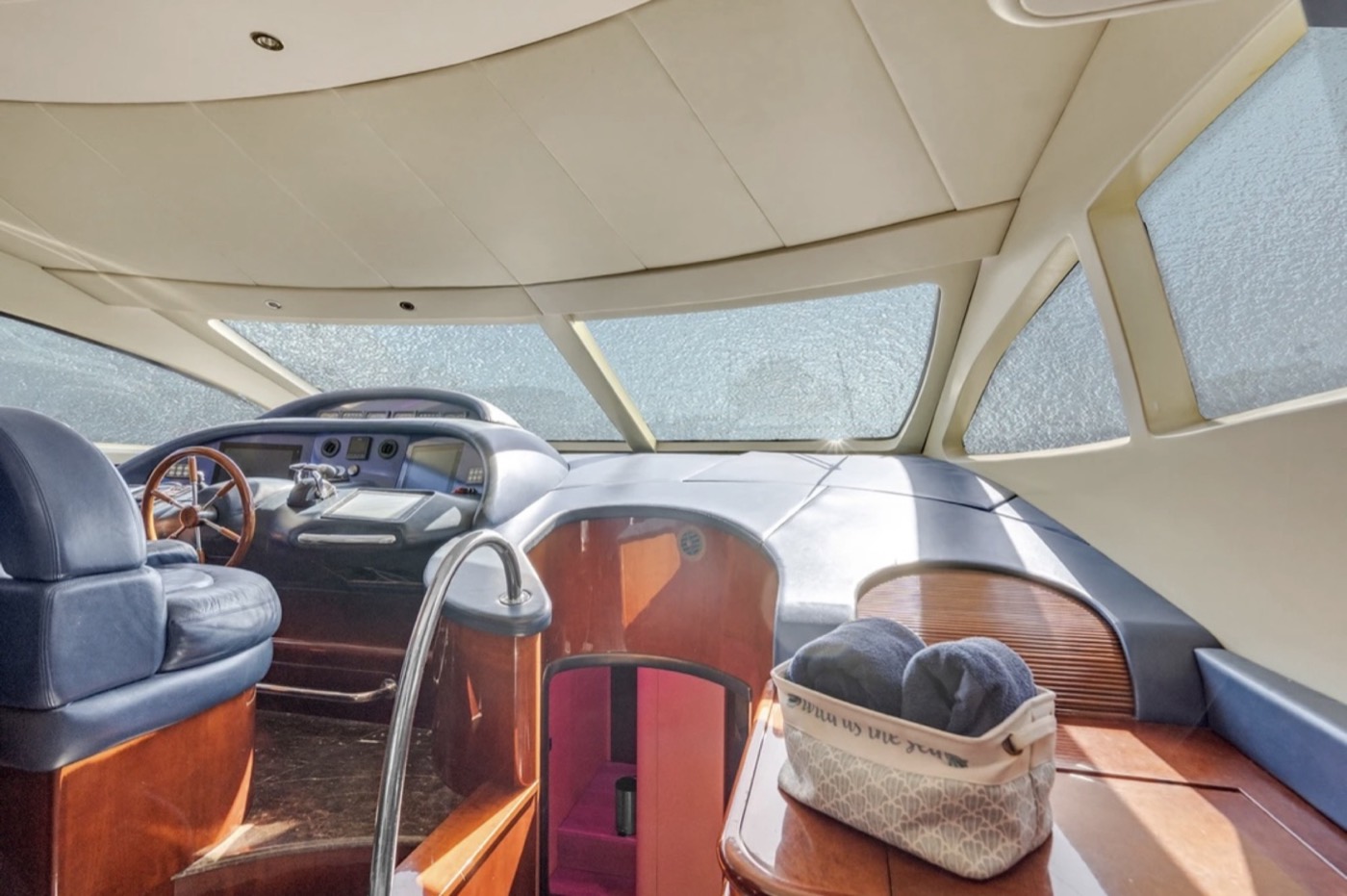 Azimut 85 — frame 10 of 23