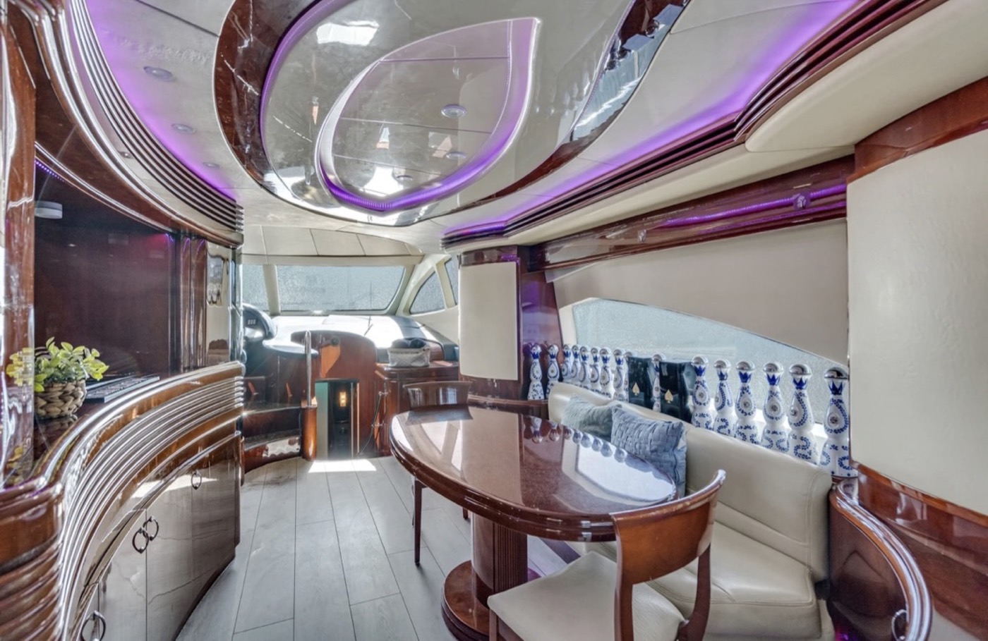 Azimut 85 — frame 14 of 23