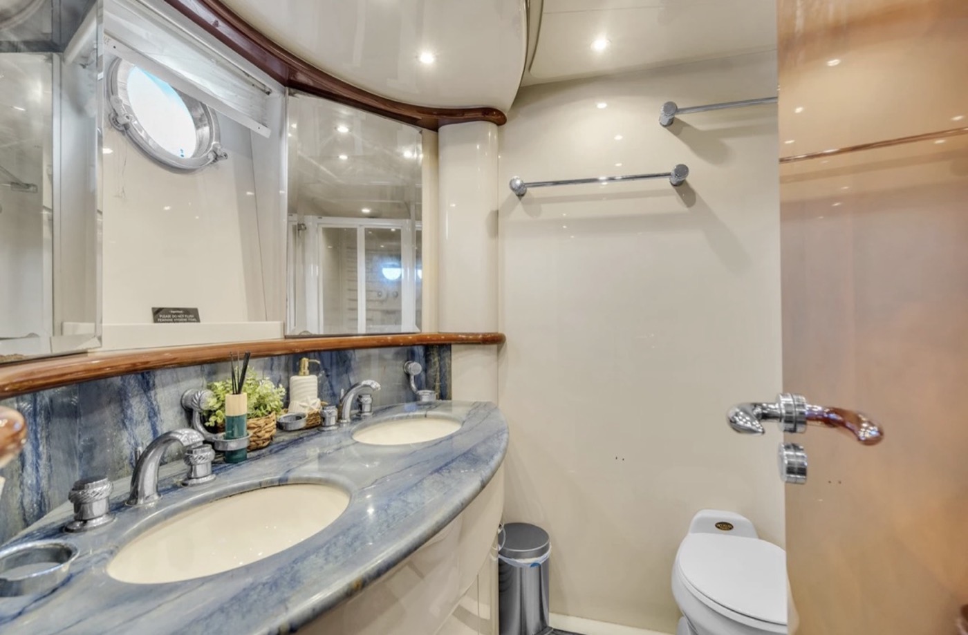 Azimut 85 — frame 18 of 23